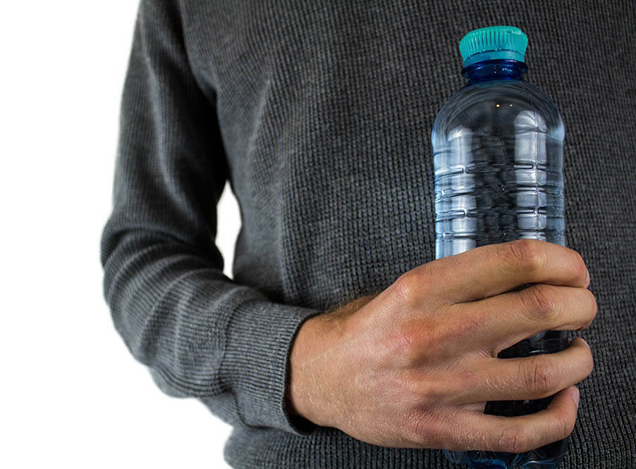 Франция может снизить стоимость бутылок из переработанно­го пластика