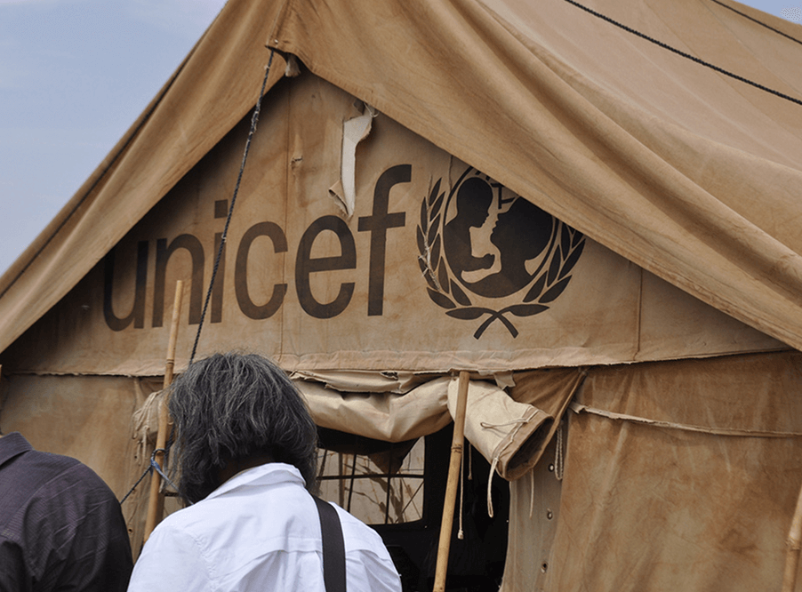 ЮНИСЕФ призывает защитить детей-мигран­тов от жестокого обращения
