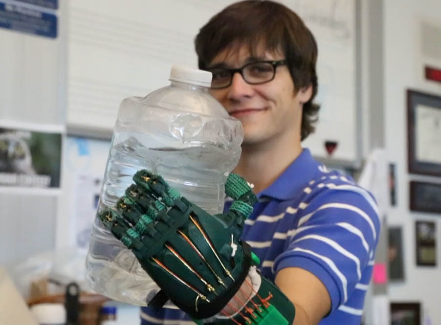 Бионический протез руки сможет ощущать прикосновения