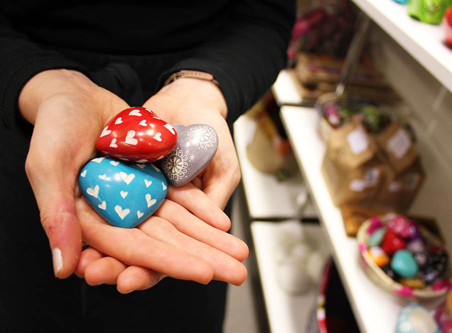 Магазин детских товаров проведет в Москве ярмарку созданных сиротами новогодних украшений