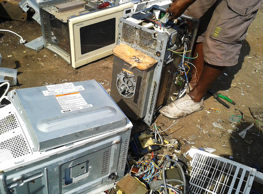 Студенты в Гане запустили проект изготовления мебели из электронных отходов