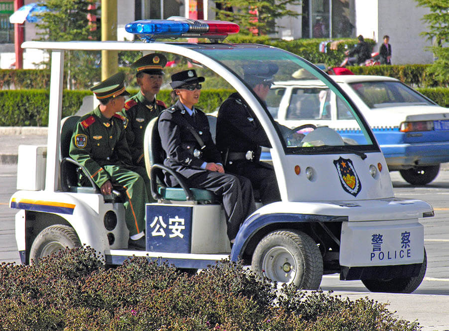 Китайские полицейские задерживают преступников при помощи солнцезащитных смарт-очков