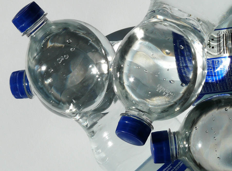 Микрочастицы пластика содержатся в 90% бутилированной воды