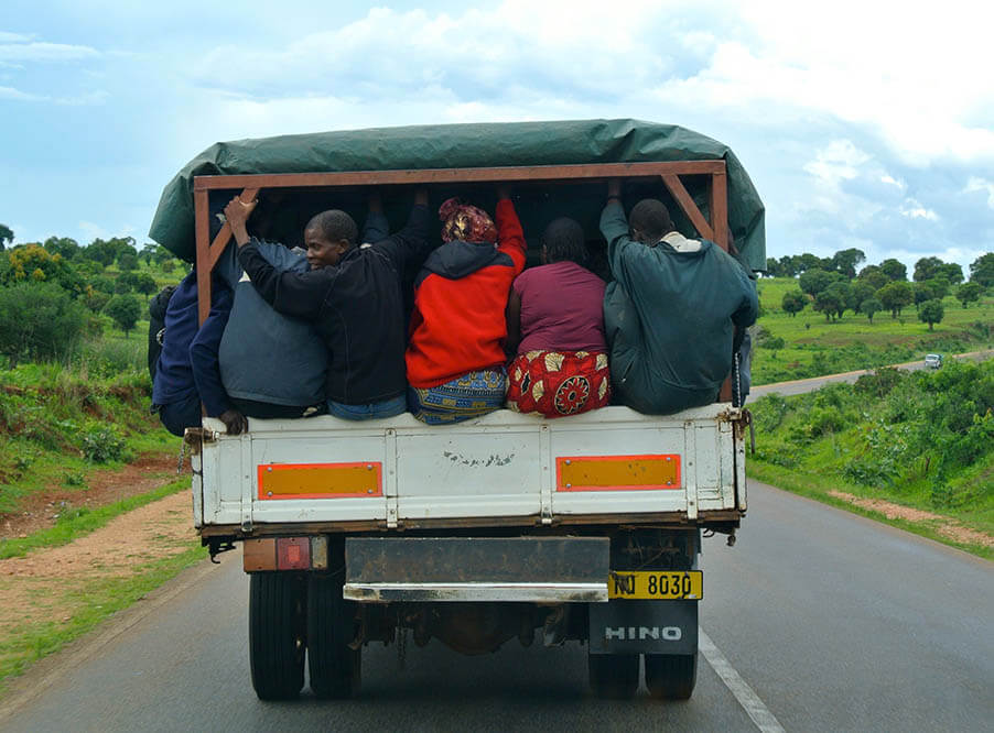 Общественный транспорт в африканских городах недоступен для людей старшего поколения