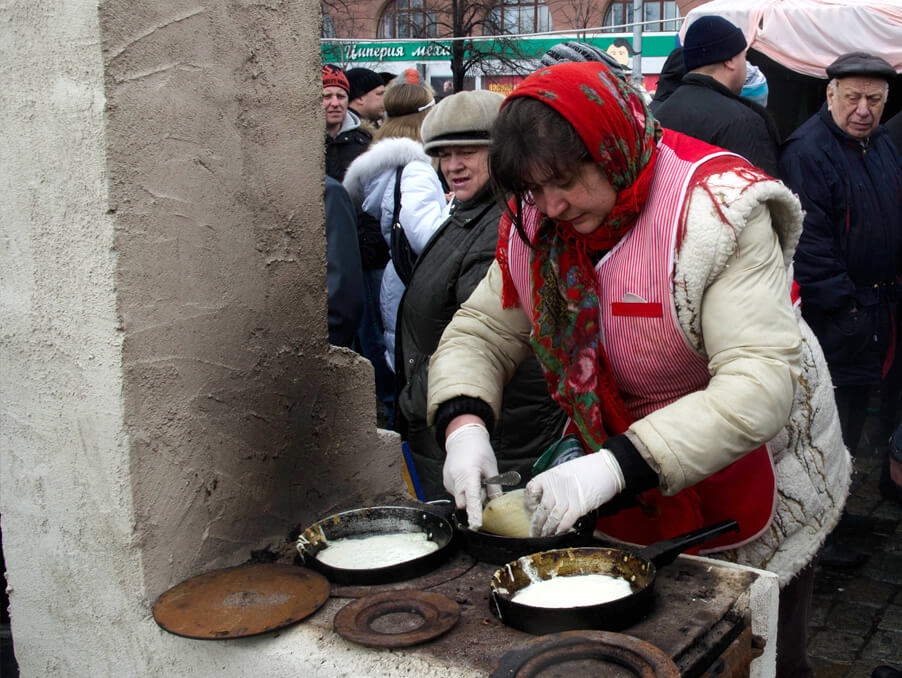 Москвичей бесплатно научат готовить блины на Масленицу