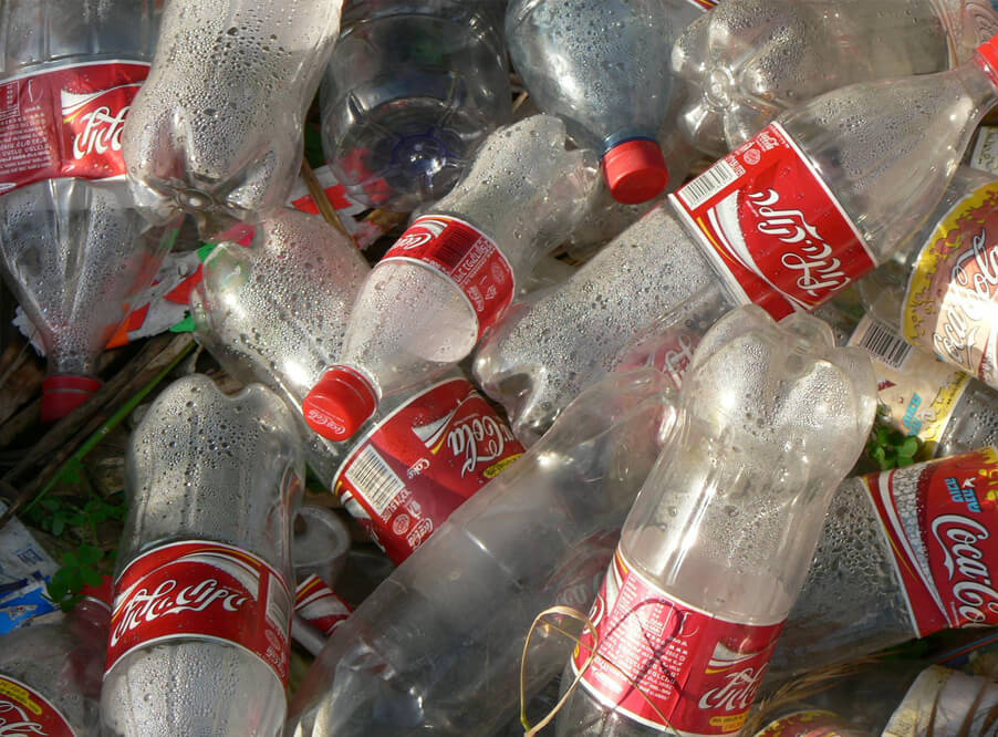 Coca-Cola признала, что ежегодно производит 3 млн тонн пластиковой упаковки