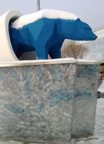 Синий медведь в Новосибирске как борец против пластика, Лисий нос тонет в мусоре в Петербурге