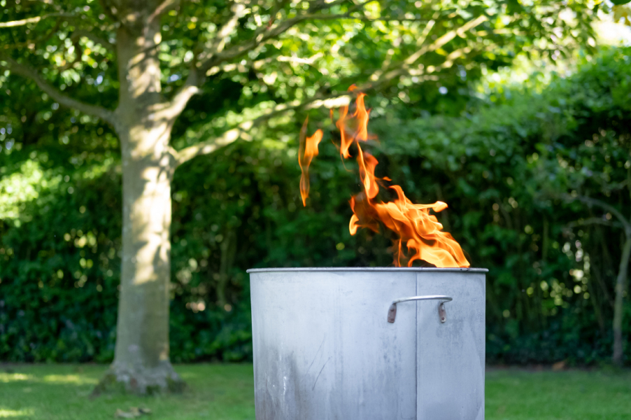 Сжигание мусора во дворе частного дома или на даче: Статьи экологии 1 .