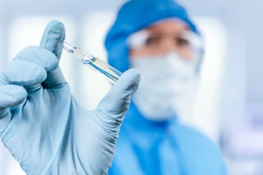 Вакцину от коронавируса начали испытывать в России