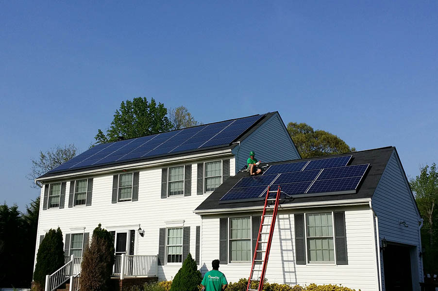 Установка солнечных панелей SolarCity на крыше дома.