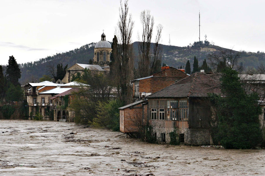 Река Риони затопила улицы Кутаиси Река Риони затопила улицы Кутаиси