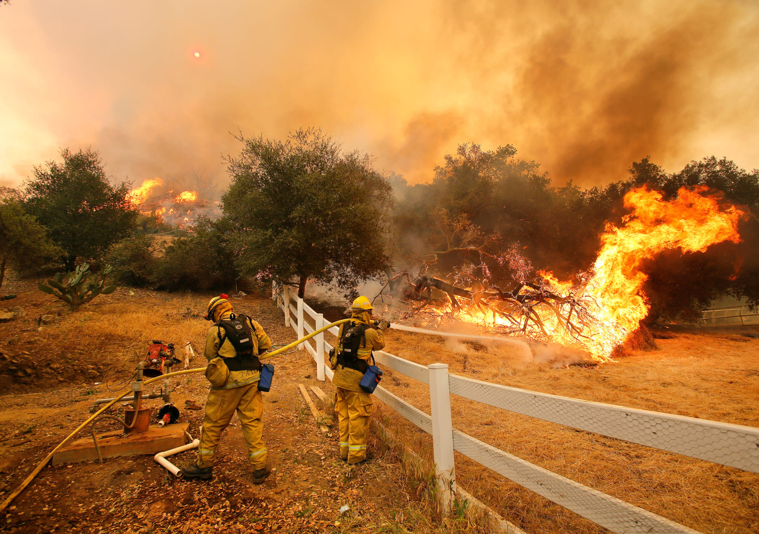 Fire in i. California Wildfire. Пожар стихийное бедствие. Стихийные бедствия с огнем. Гигантский пожар.