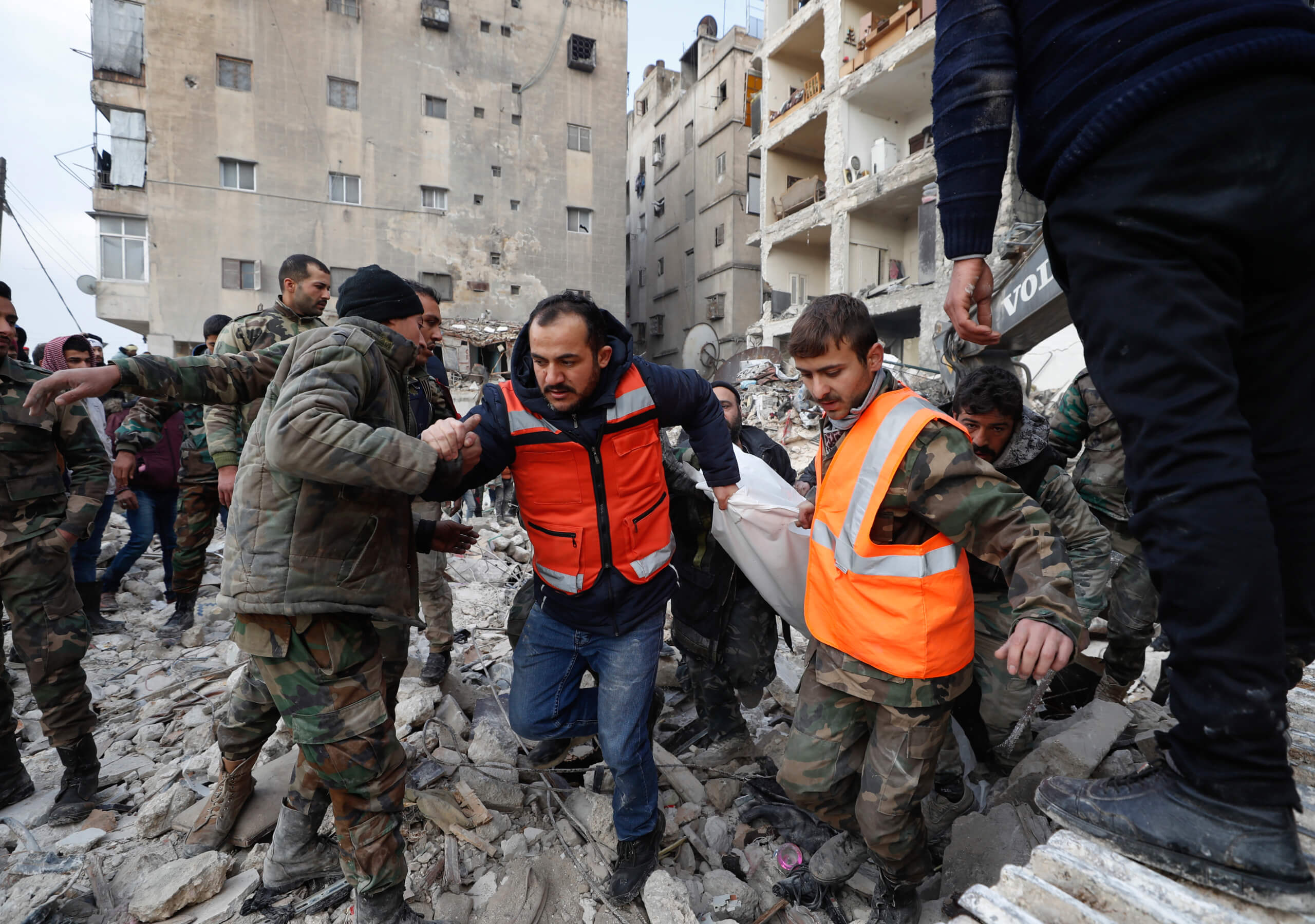 Землетрясение последние новости на сегодня. Хатай Турция землетрясение. Турция Алеппо землетрясение. Землетрясение в Турции люди.