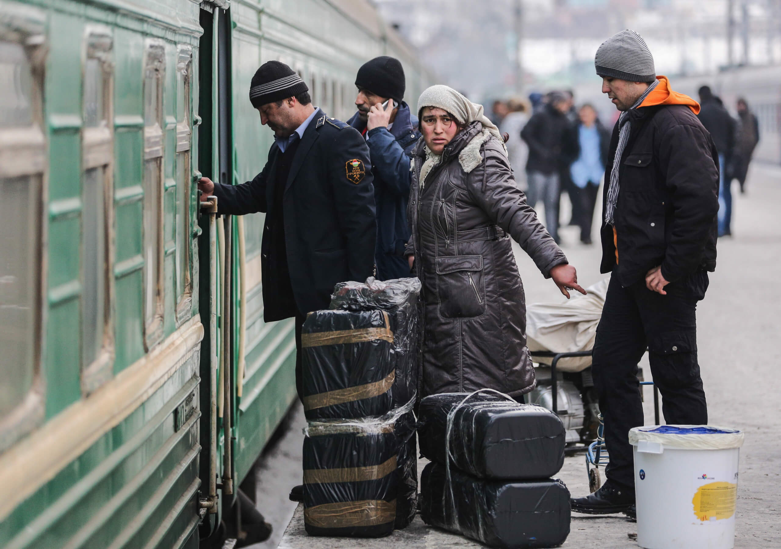 Правда ли что таджики уезжают. Эмигранты из средней Азии. Мигранты уезжают. Депортация мигрантов. Отток мигрантов.