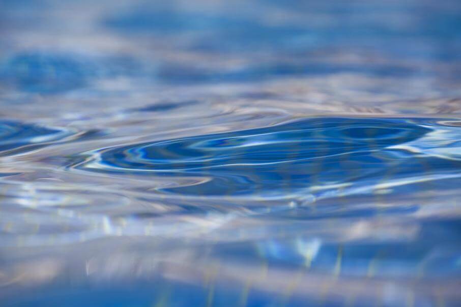 Читая вода. Вода абстракция бассейн. Круги на воде бирюзового цвета фото.