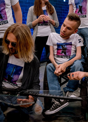 Журналист с инвалидностью из Проекта +1 разработал гитару для людей с травмами рук