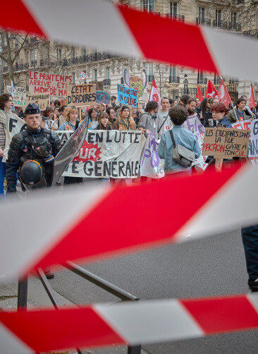 Почему пенсионная реформа завалила Францию мусором